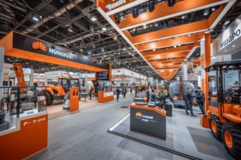 Grande exposition avec produits et machines industrielles orange